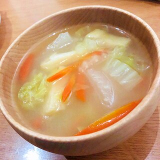 白菜と油揚げと人参の味噌汁